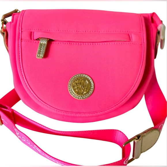 NWOT Lilly Pulitzer Giavanna Neon Hot Pink Crossbody Bag 10 x 8 Adjustable Strap - Picture 1 of 7